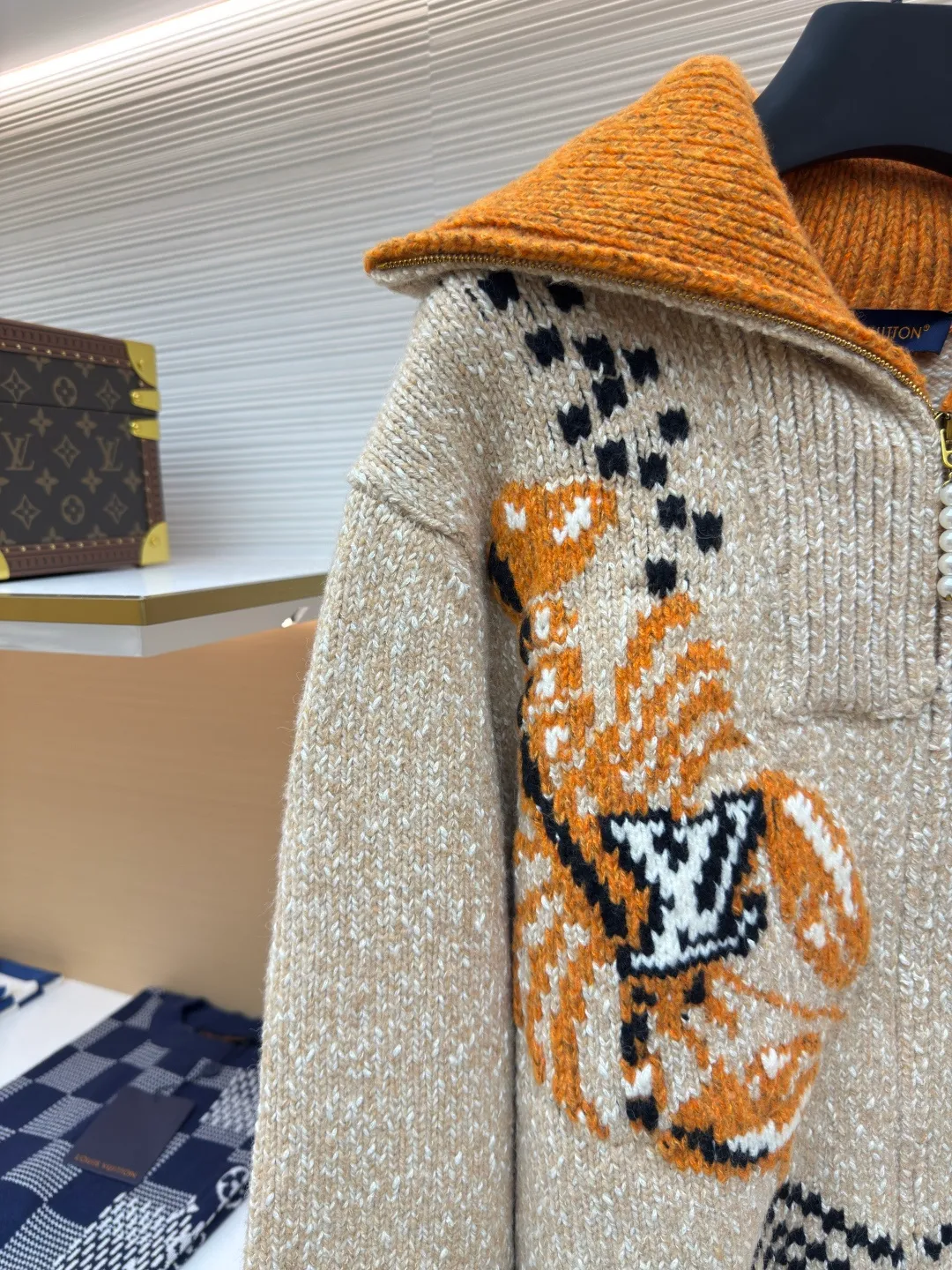 LOUIS VUITTON Nigo lobster patchwork wool knitted zipper jacket ●Authentic product: Purchased and developed by 25404 ●Item number: 1680400-D25 ●Fabric: wool fabric ●Technology: knitted production ●Version: fitted version ●Weight: about 1770 grams ●Size: XS-S-M-L ●Description: Made of high-quality cotton-wool blended fabric, soft, comfortable and elastic. The fabric has been specially treated to give it a fine knitted texture and is smooth to the touch. The koi fish pattern with the LV logo is carefully designed on the front. It is realized through exquisite intarsia technology and the pattern is three-dimensional and vivid. The back is embroidered with cherry blossoms and Japanese characters, using high-density embroidery thread with fine and even stitches. The zippers feature custom metal hardware, and each zipper pull is embellished with delicate beading. The entire jacket is meticulously sewn and all seams are double-stitched to ensure durability. The cinched waist is achieved with an internal drawstring that can be freely adjusted for tightness. The collar and cuffs are ribbed knitted with moderate elasticity and not easily deformed. All patterns and decorations undergo strict quality control to ensure that the colors are firm and will not fade. The overall wiring is straight and delicate, the fabric is comfortable and soft, and the color is consistent without color difference. It can be matched with the same style to create a fashionable look and control various occasions. Customized accessories, complete with three standards, same style for men and women!